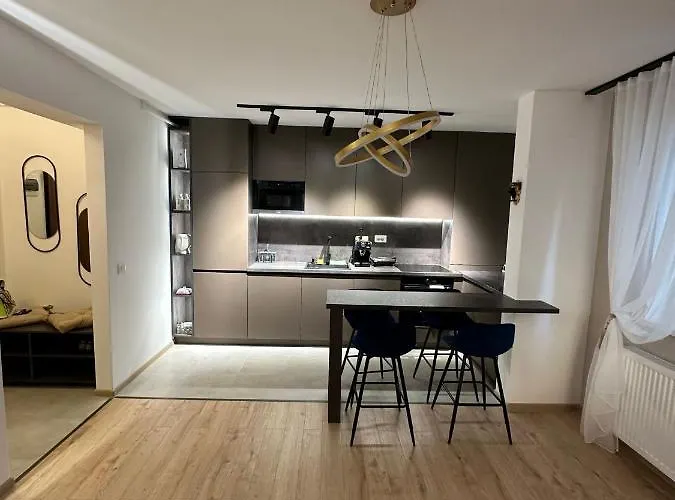 Coresi Mall Luxury Apartmán *